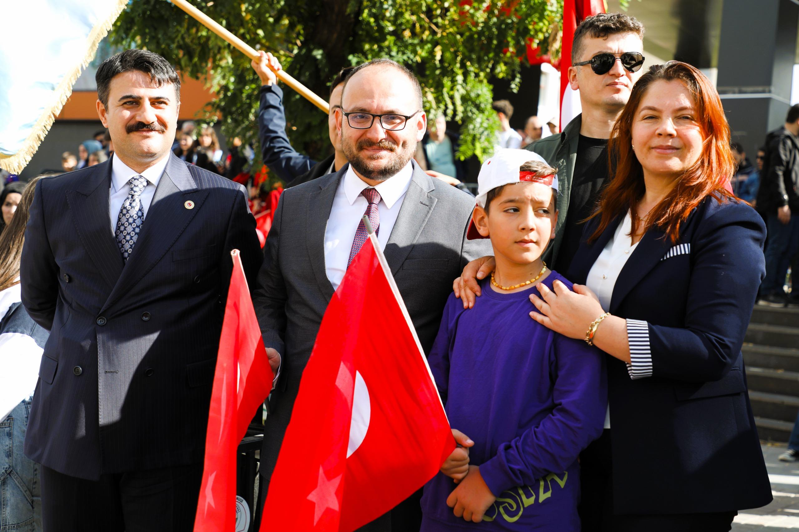 cumhuriyetin-102-yil-donumu-musta-coskuyla-kutlandi-8151