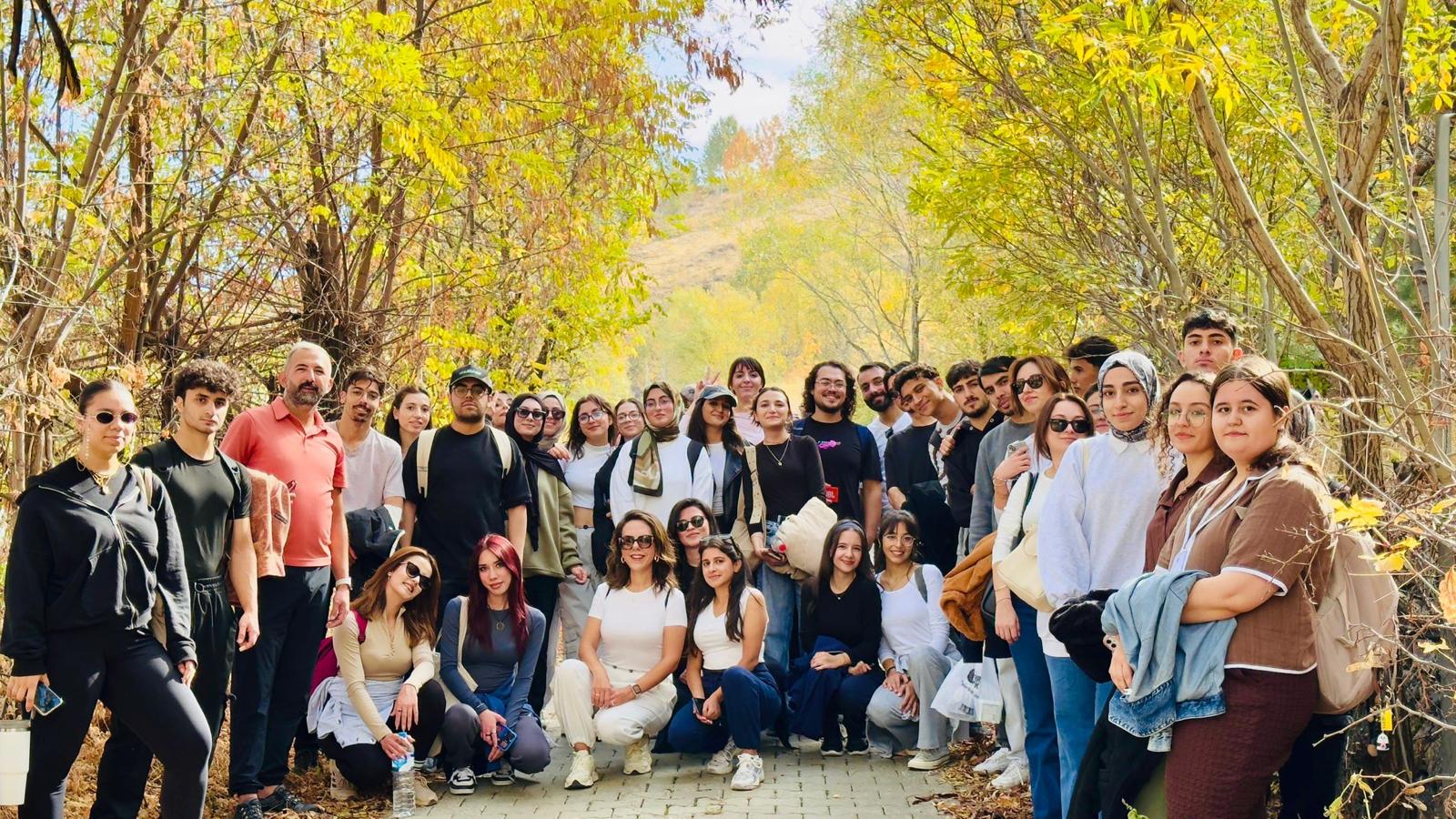 mus-kale-baglarinda-universitemiz-ogrencileriyle-doga-yuruyusu-etkinligi-gerceklestirildi-8176