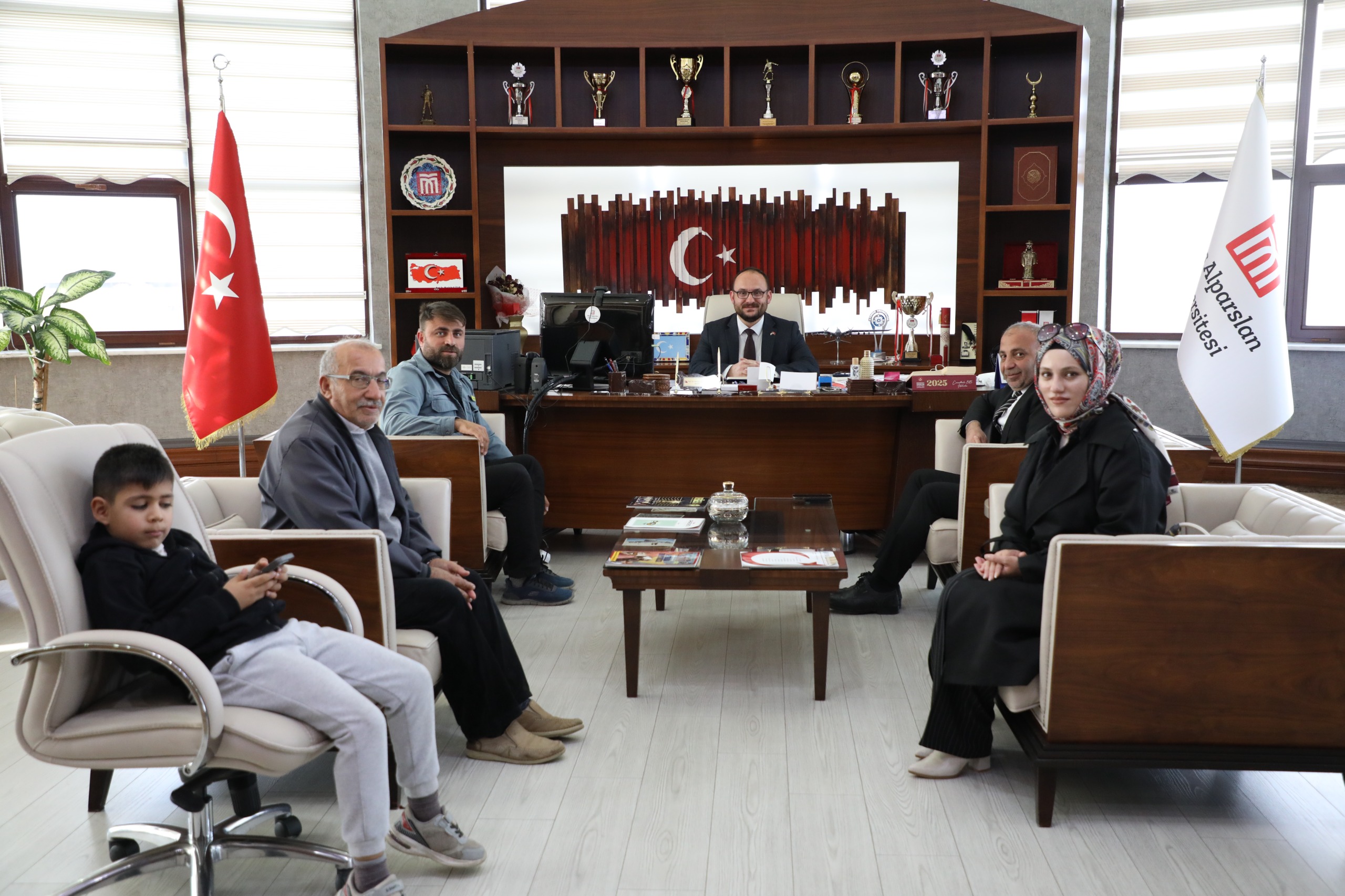 rektorumuz-mus-gazeteciler-cemiyeti-baskani-ve-uyelerini-makaminda-kabul-etti-8261