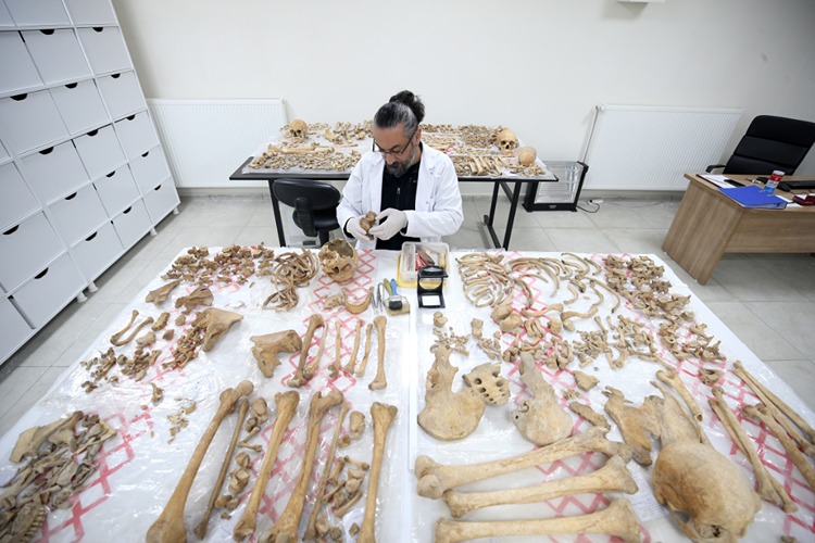malazgirtte-ortaya-cikarilan-insan-iskeletlerinin-sirri-universitemiz-antropoloji-laboratuvarinda-arastiriliyor-8279