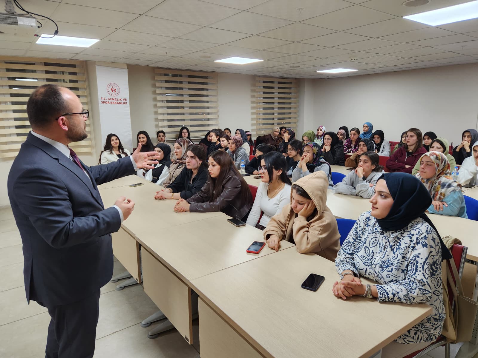 rektorumuz-prof-dr-mustafa-alican-siirt-universitesi-ogrencileriyle-bir-araya-geldi-8292