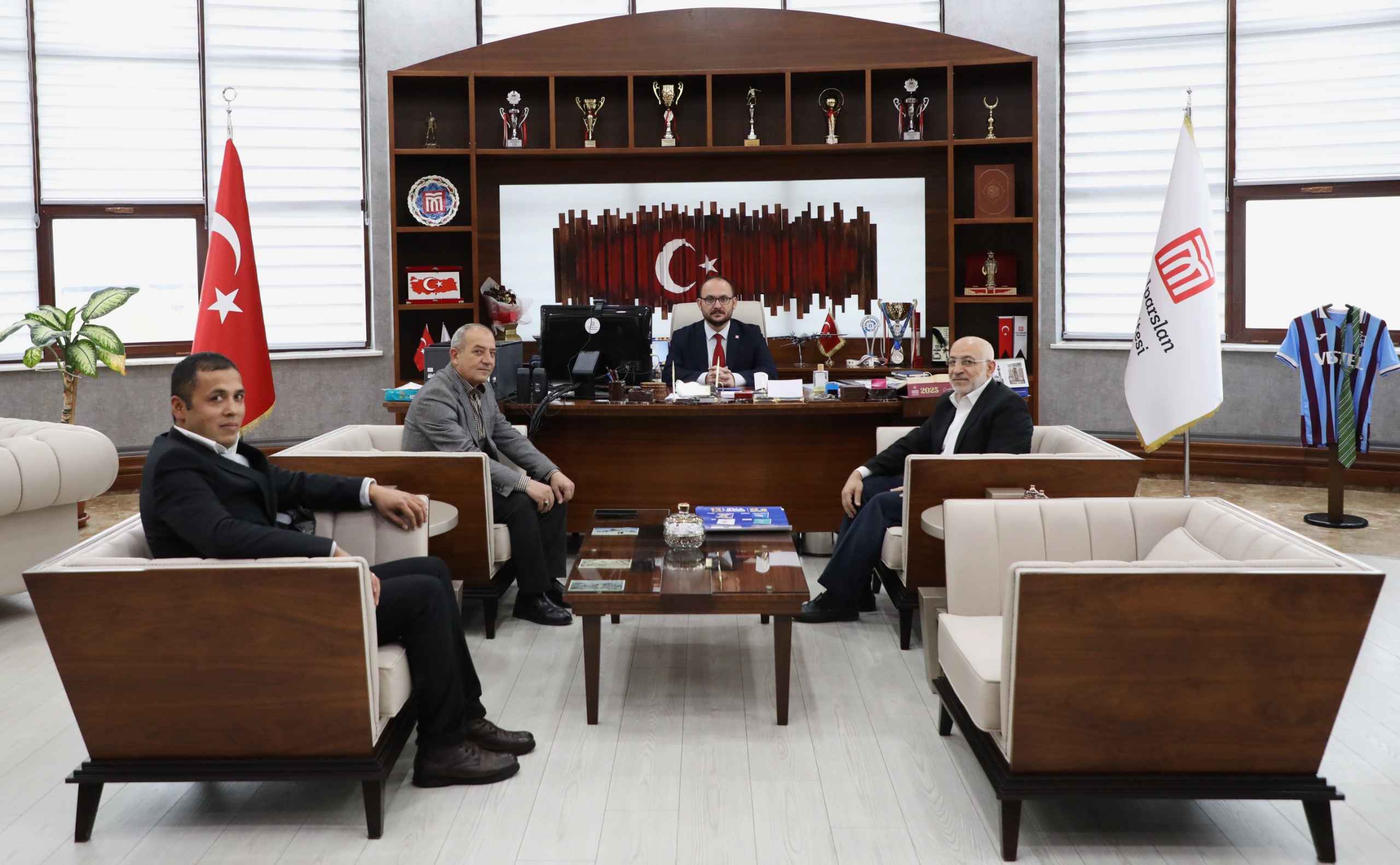 rektorumuz-cihannuma-mus-il-temsilcisi-cahit-bulu-ve-beraberindeki-heyeti-makaminda-kabul-etti-8305