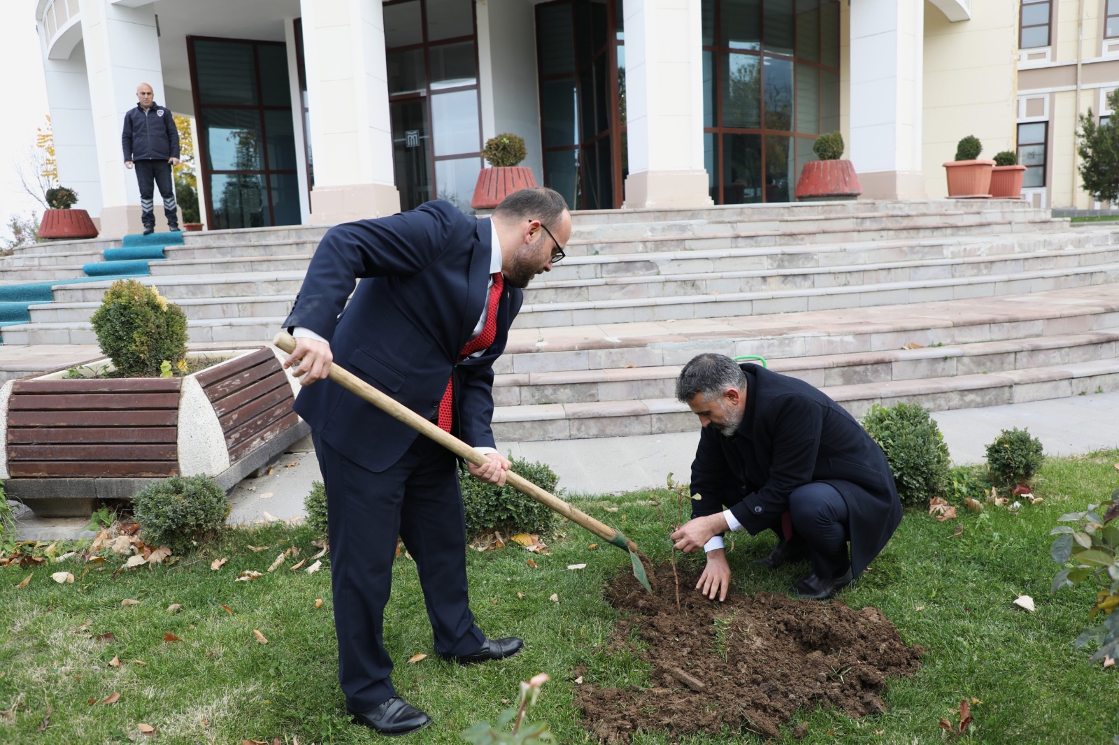 yeni-akademik-yil-dogaya-katki-ile-basladi-fistik-agaclari-dikildi-8308