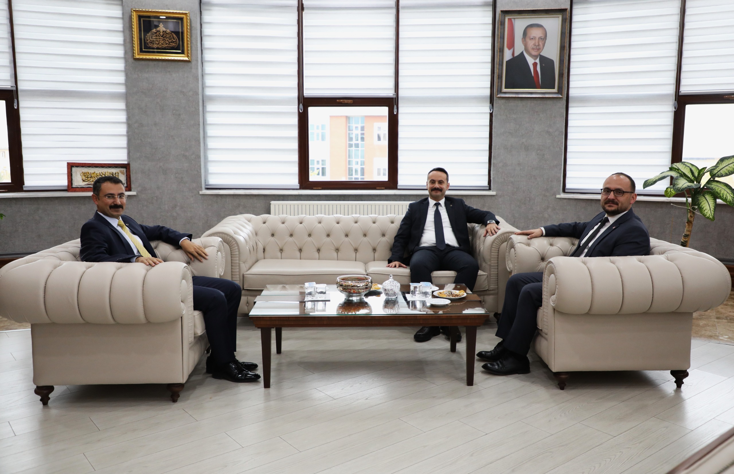 rektorumuz-bassavci-huseyin-kantar-ve-adalet-komisyonu-baskani-ekrem-hilmi-tarcini-makaminda-agirladi-8311