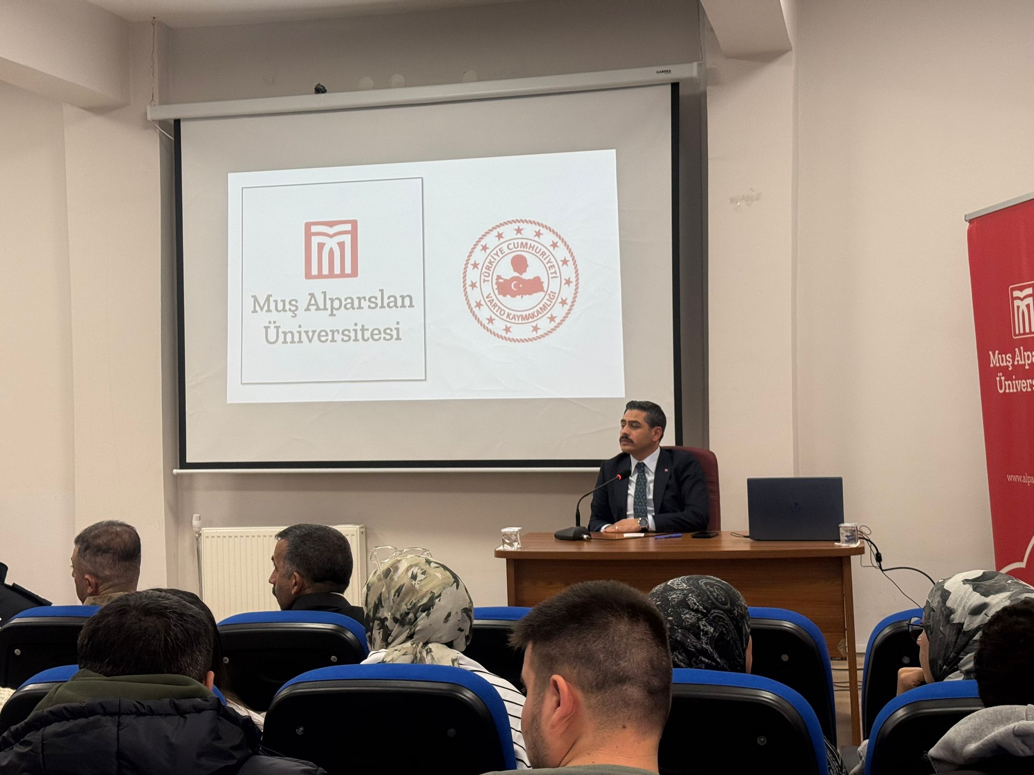 varto-kaymakami-abdulkadir-isik-tarafindan-basari-ve-kariyer-soylesisi-gerceklestirildi-8352