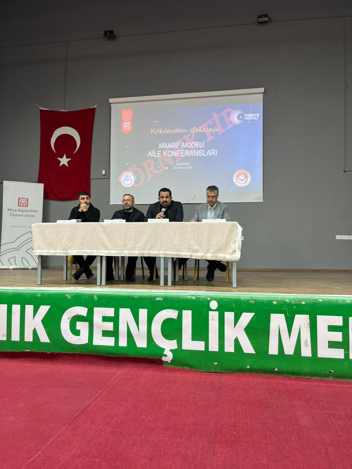 turkiye-maarif-modeli-konferansi-bulanikta-yogun-katilimla-gerceklestirildi-8356