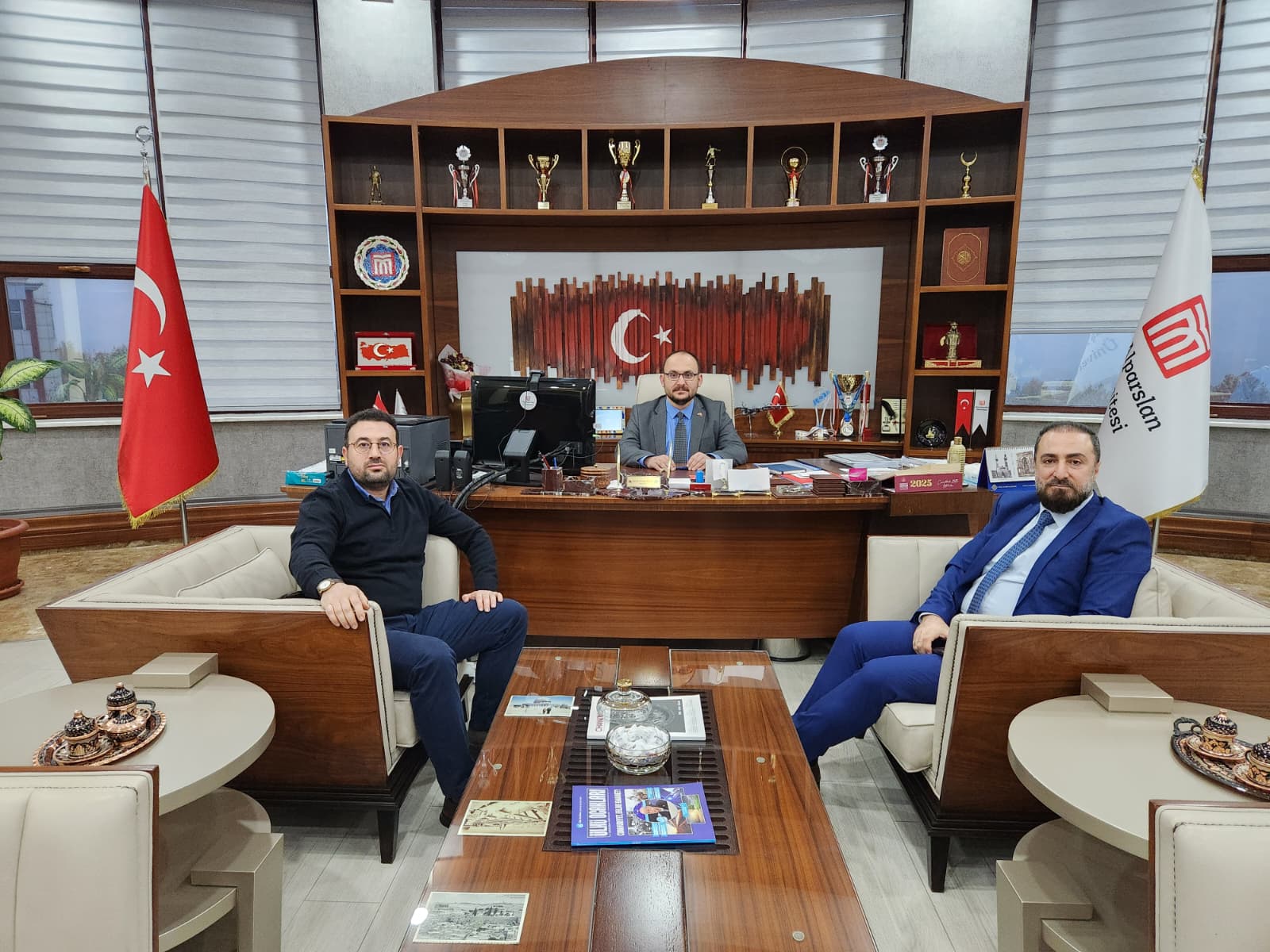 rektorumuz-konuklarini-makaminda-kabul-etti-8364