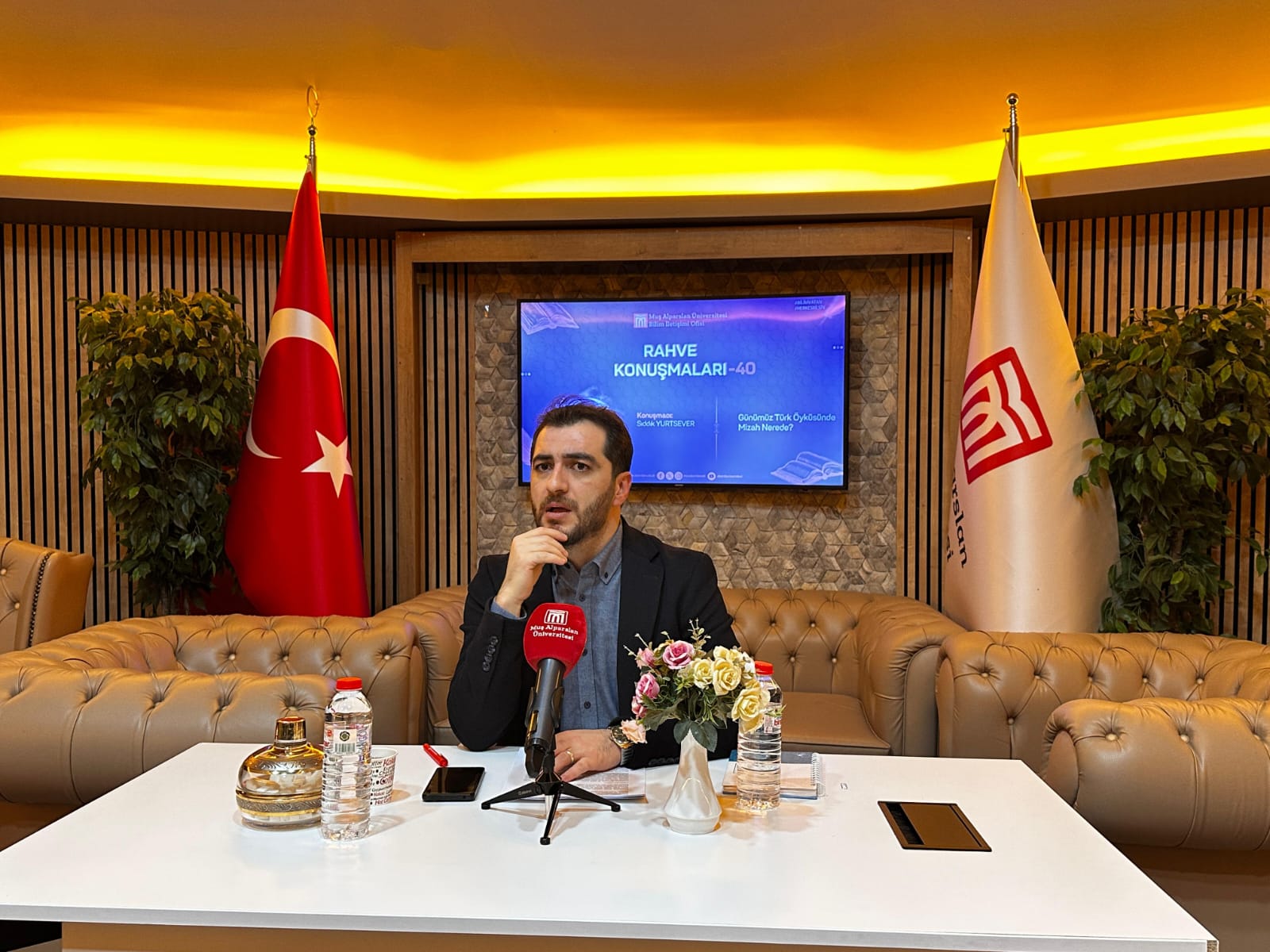 rahve-konusmalari-40ta-gunumuz-turk-oykusunde-mizah-ele-alindi-8409