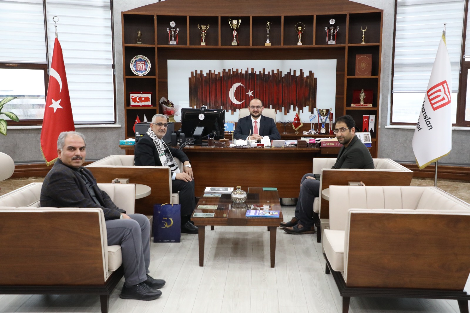 rektorumuz-prof-dr-mustafa-alican-gazze-saglik-bakanligi-yetkilisini-makaminda-kabul-etti-8471