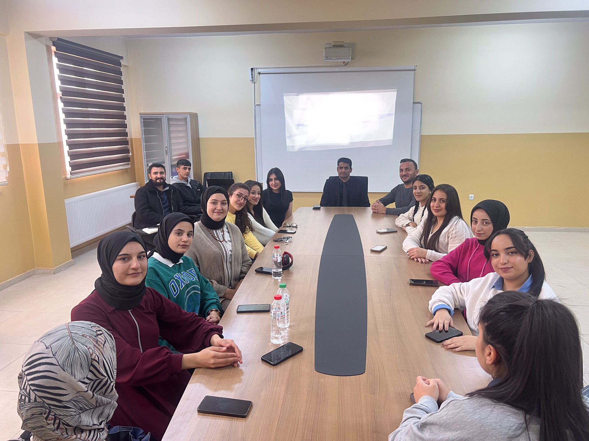 sinirlarin-otesinde-dusunmek-i-deneyim-paylasimi-etkinligi-gerceklestirildi-8478