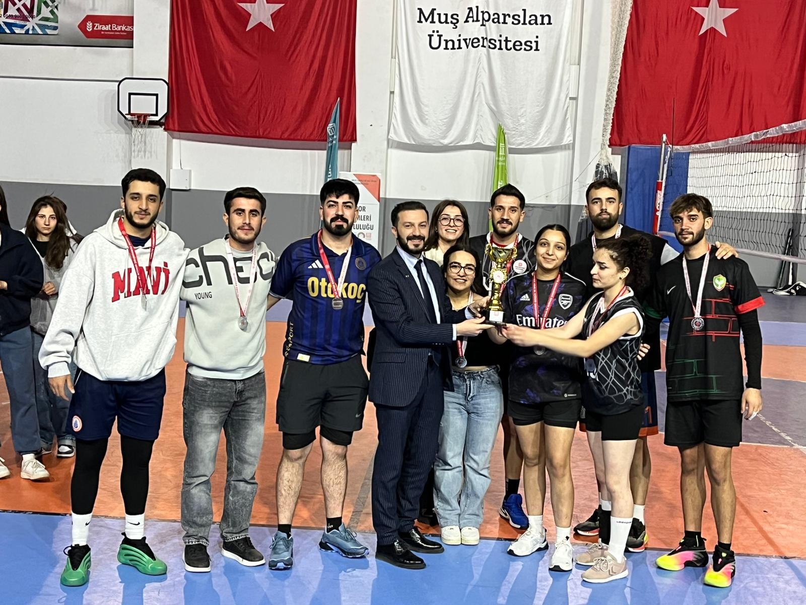 spor-bilimleri-fakultemizden-voleybol-turnuvasi-8487