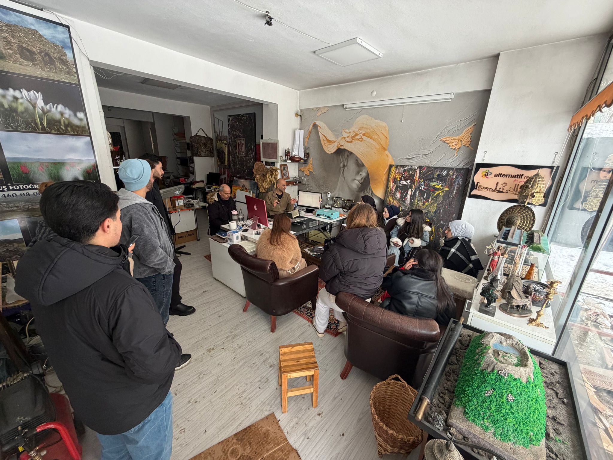 tbmyo-grafik-tasarimi-ogrencileri-acik-hava-reklamciligini-yerinde-inceledi-8578