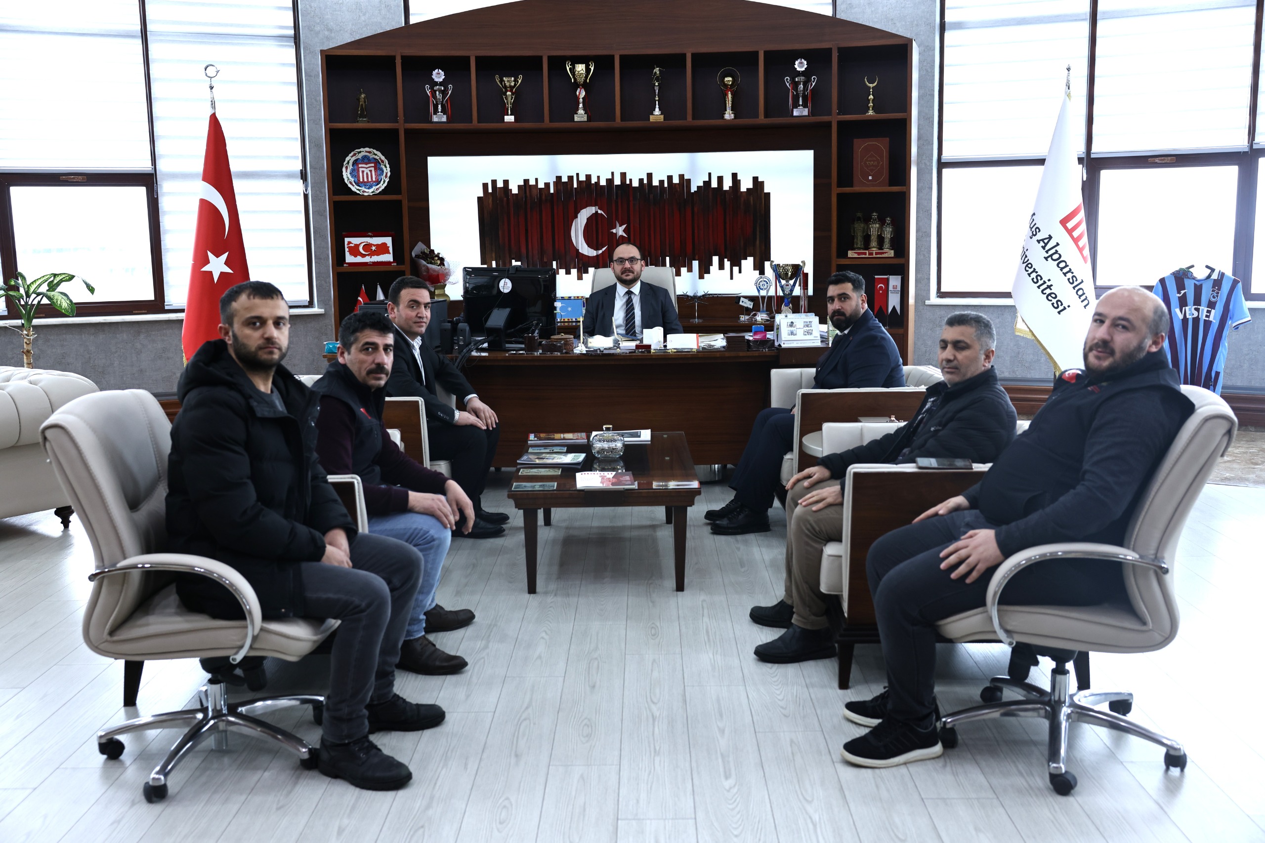 vatan-kahramanlari-dernegi-yonetimi-rektorumuzu-ziyaret-etti-8689