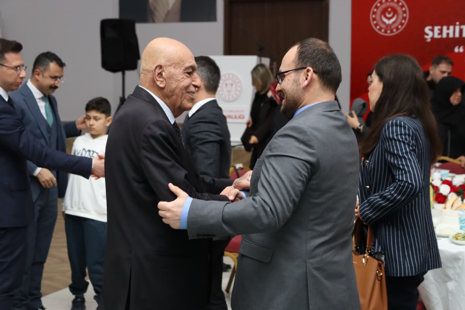 rektorumuz-prof-dr-mustafa-alican-buyuk-aile-sofrasi-iftar-programina-katildi-8701