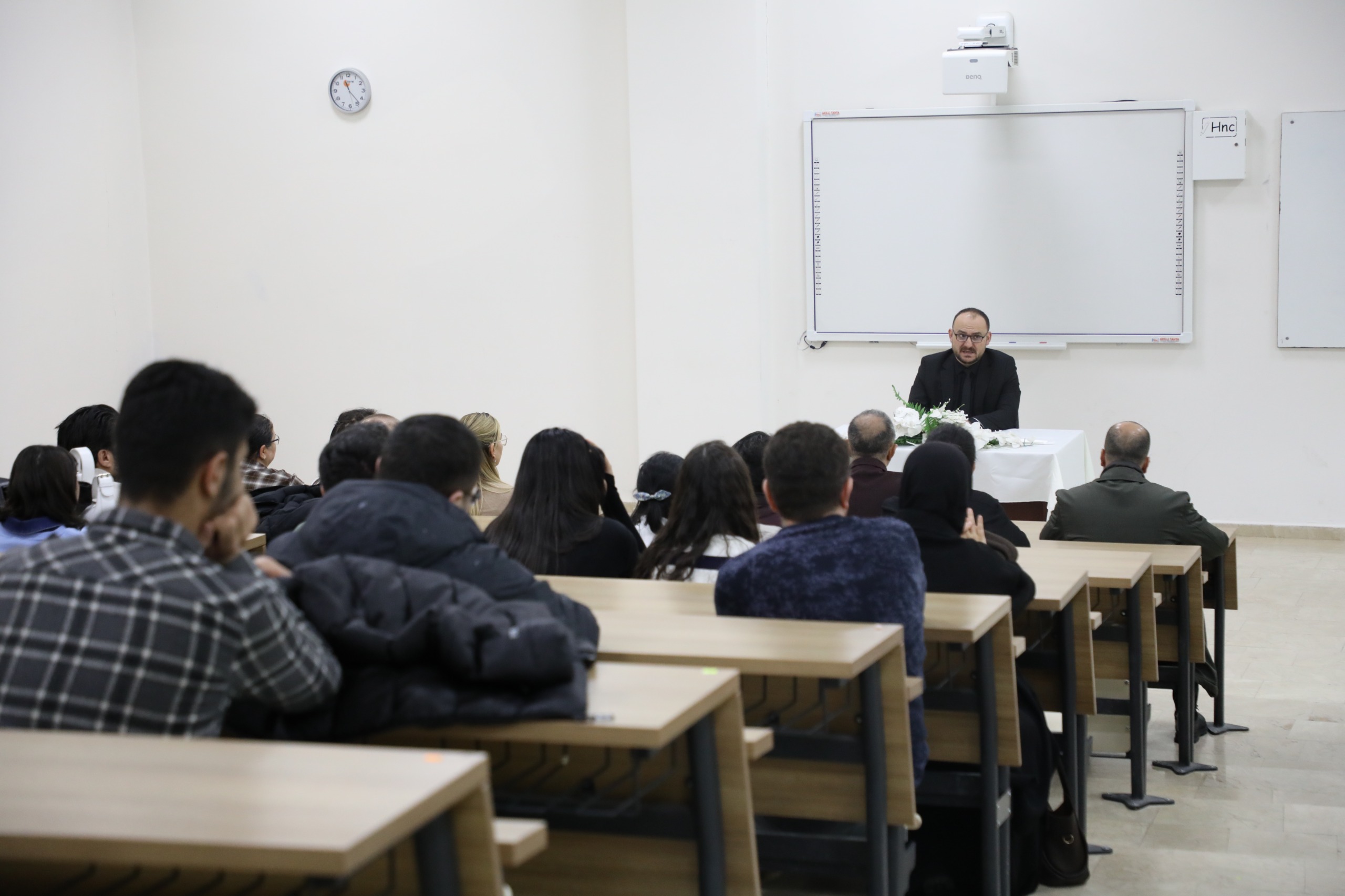 rektorumuz-iktisadi-ve-idari-bilimler-fakultesi-ogrencileriyle-bulustu-8723