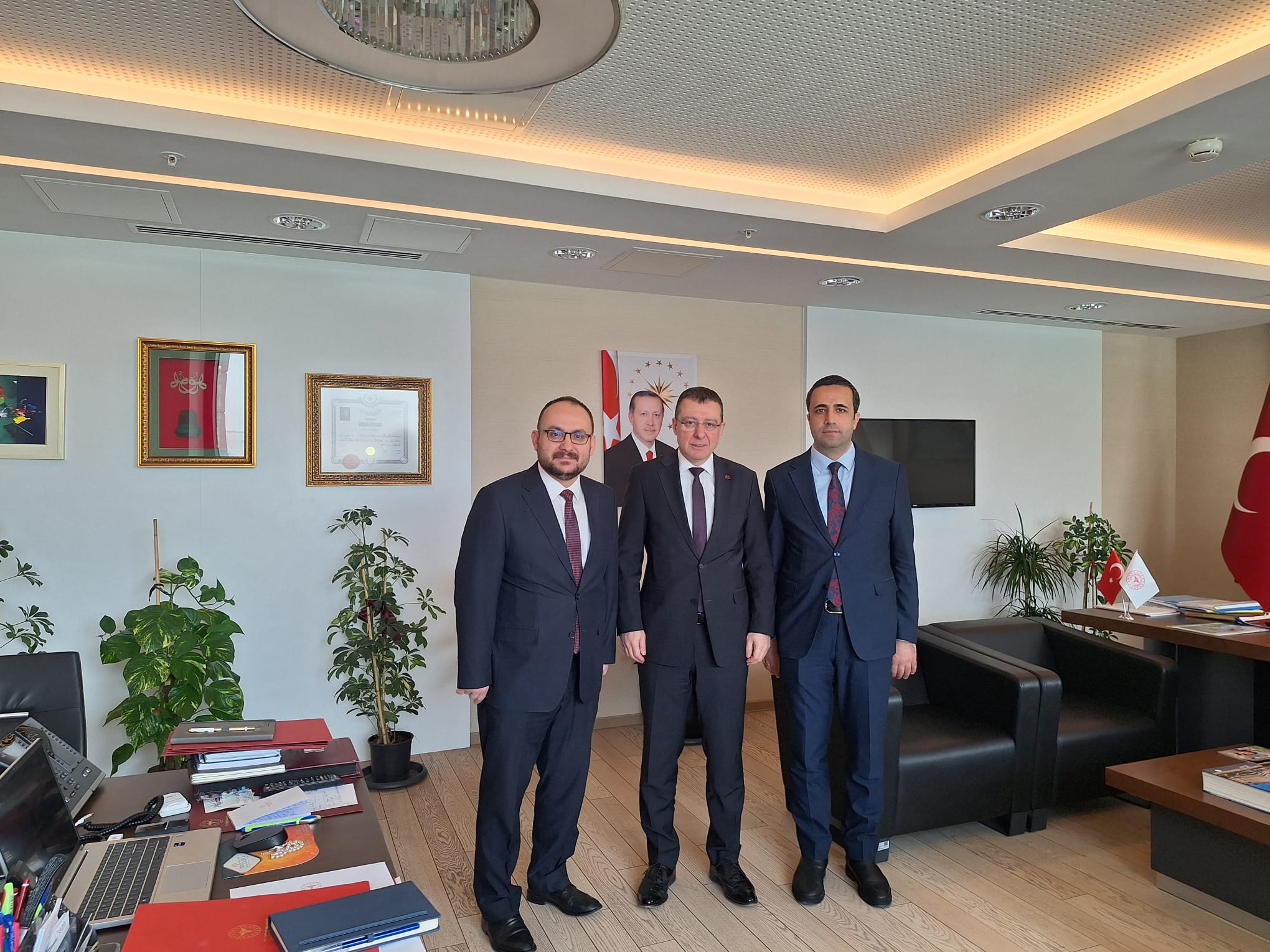 rektorumuz-ve-rektor-yardimcimizdan-kamu-hastaneleri-genel-muduru-dr-hakan-ustaya-ziyaret-8755