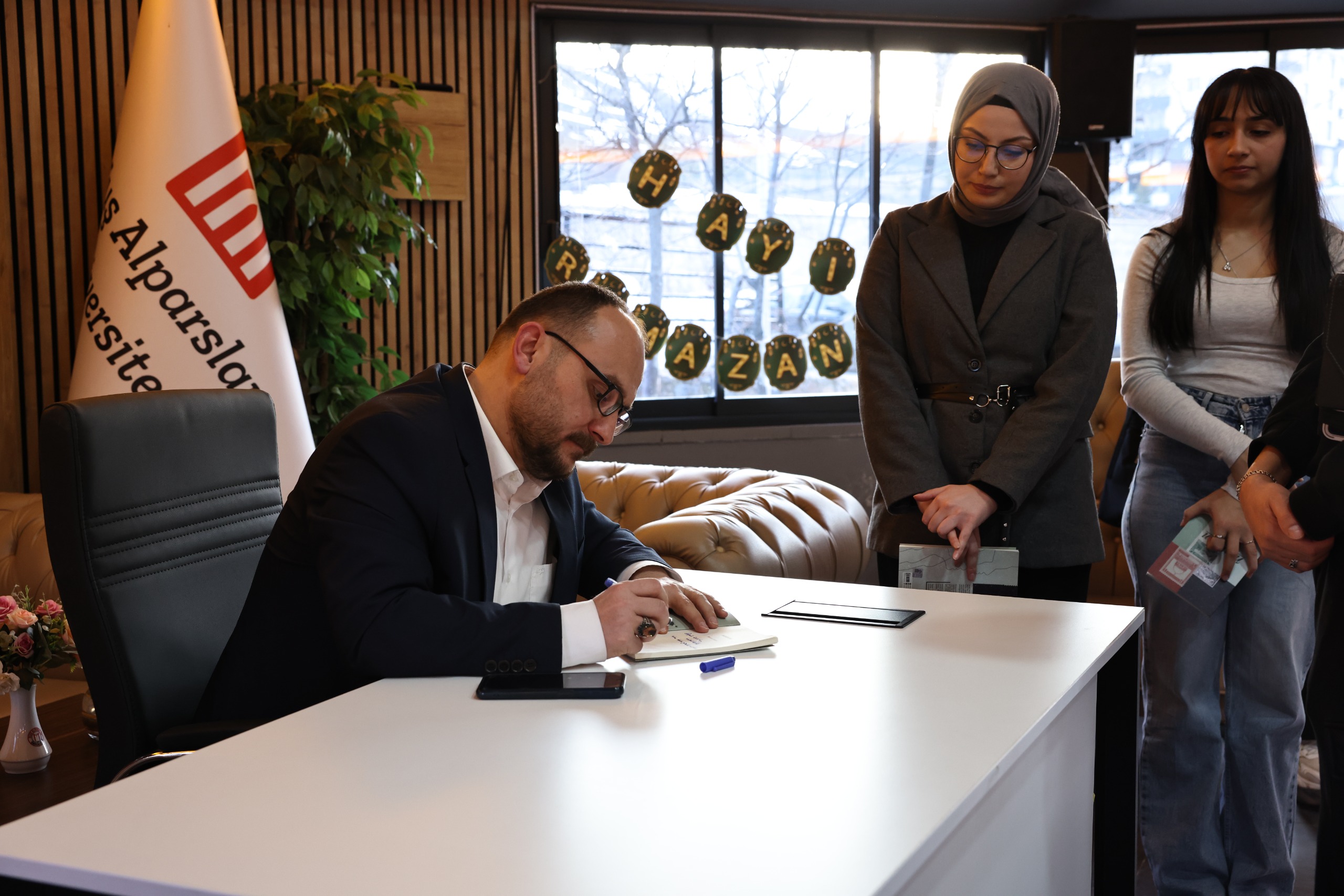 zamanin-otesinde-samanyolunda-ziyafet-programi-gerceklestirildi-8796