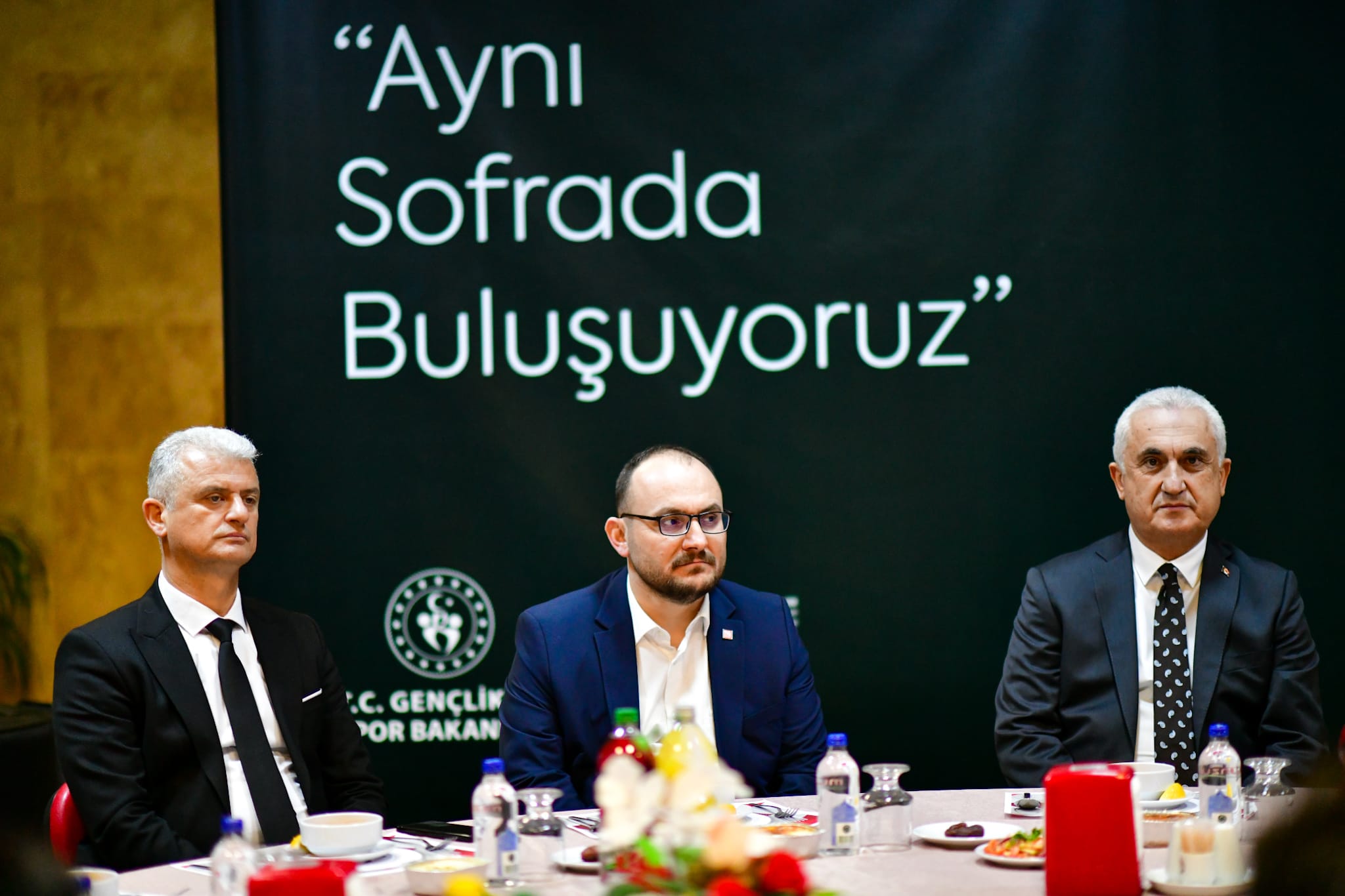 kampus-iftarinda-ogrencilerle-bir-araya-gelindi-8797