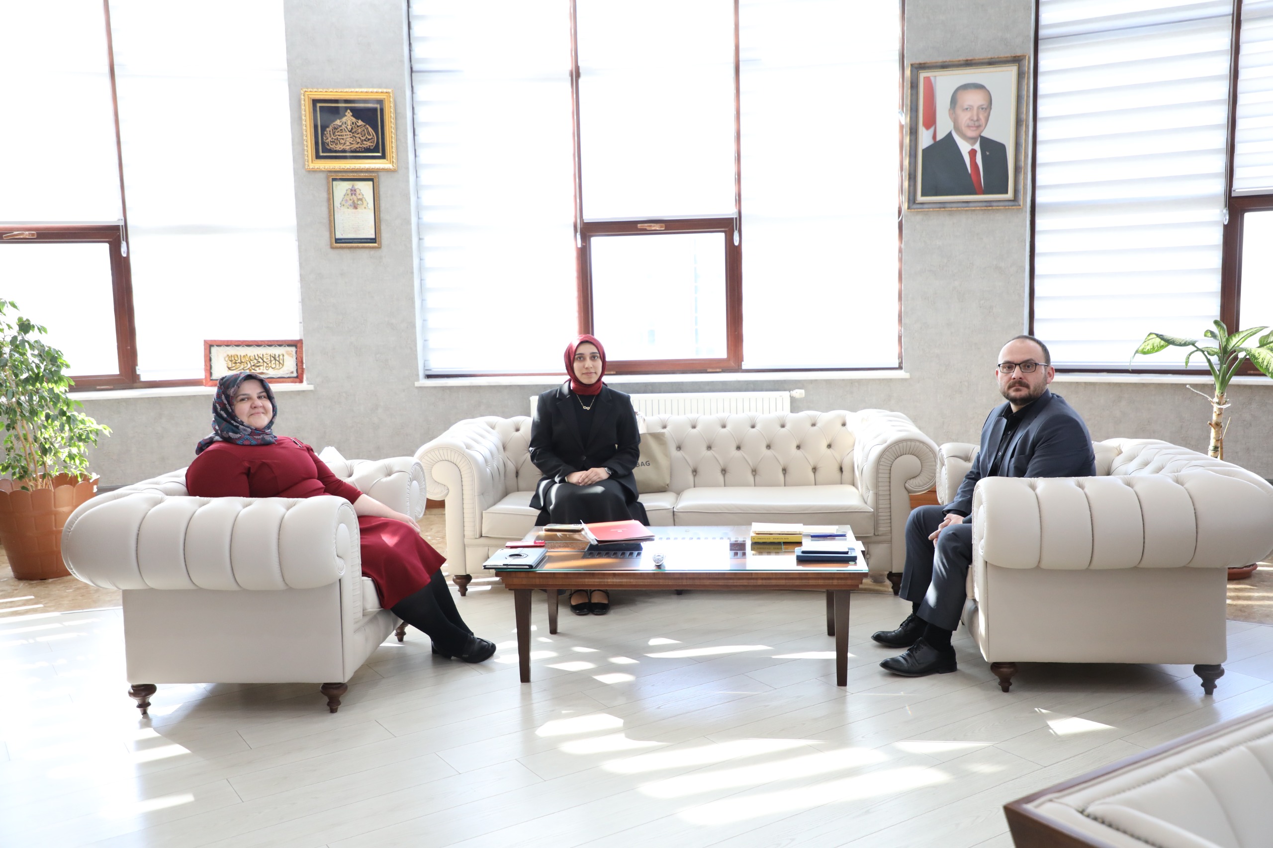 rektorumuz-tubitak-2209-a-projesi-yuruten-ogrencimizi-makaminda-kabul-etti-8813