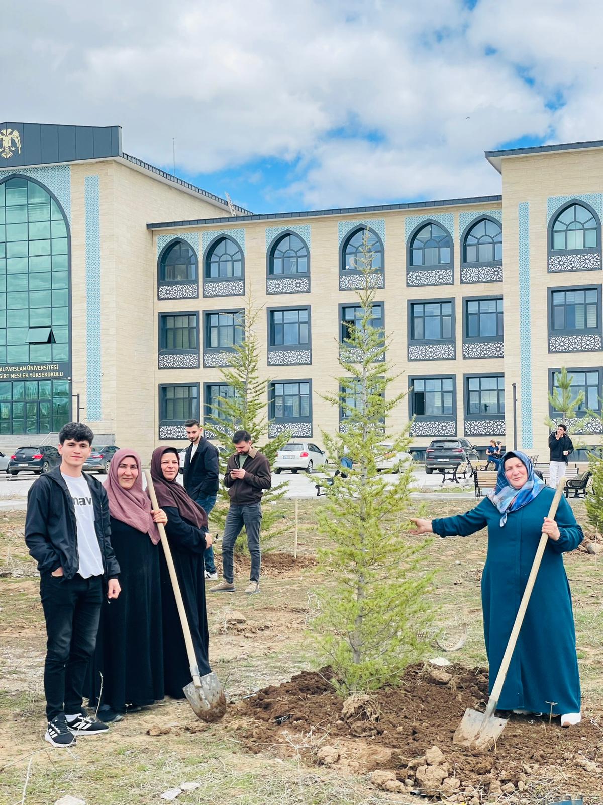 malazgirt-myoda-fidanlar-toprakla-bulustu-8891