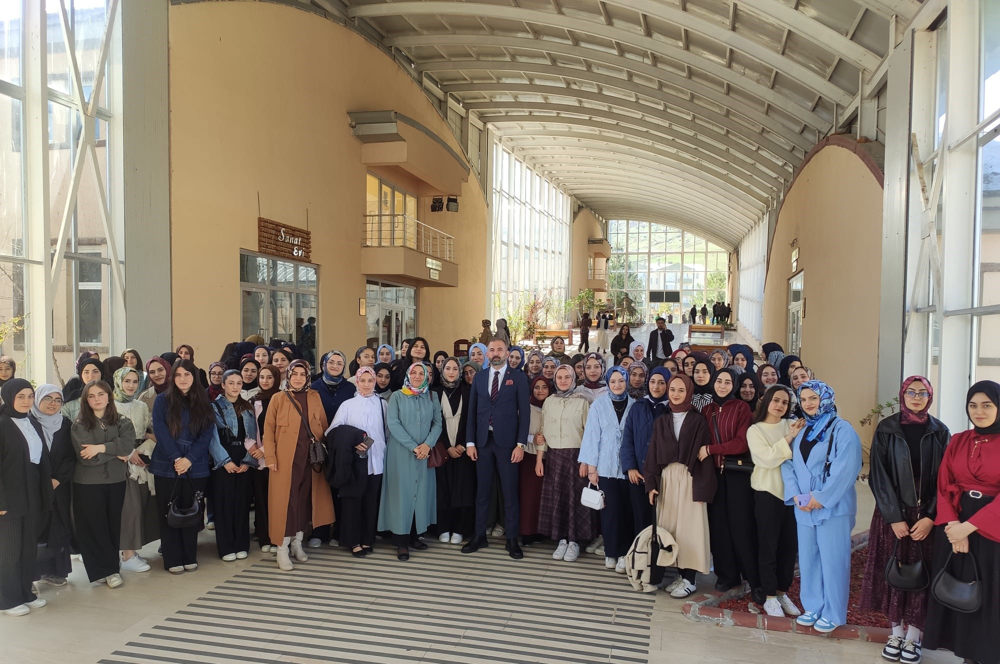 fakulte-okul-is-birligi-kapsaminda-ilci-insaat-kiz-anadolu-imam-hatip-lisesi-ogrencileri-egitim-fakultemizde-agirlandi-8938