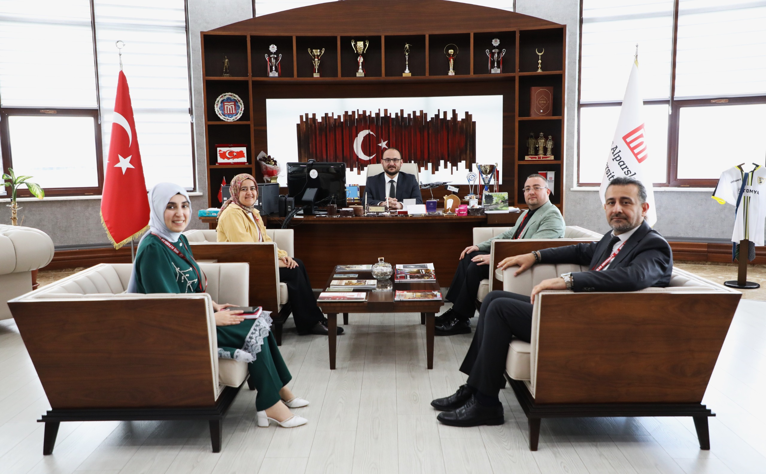 tubitak-2237-a-programi-kapsaminda-universitemizde-bulunan-akademisyenlerden-rektorumuze-ziyaret-8974