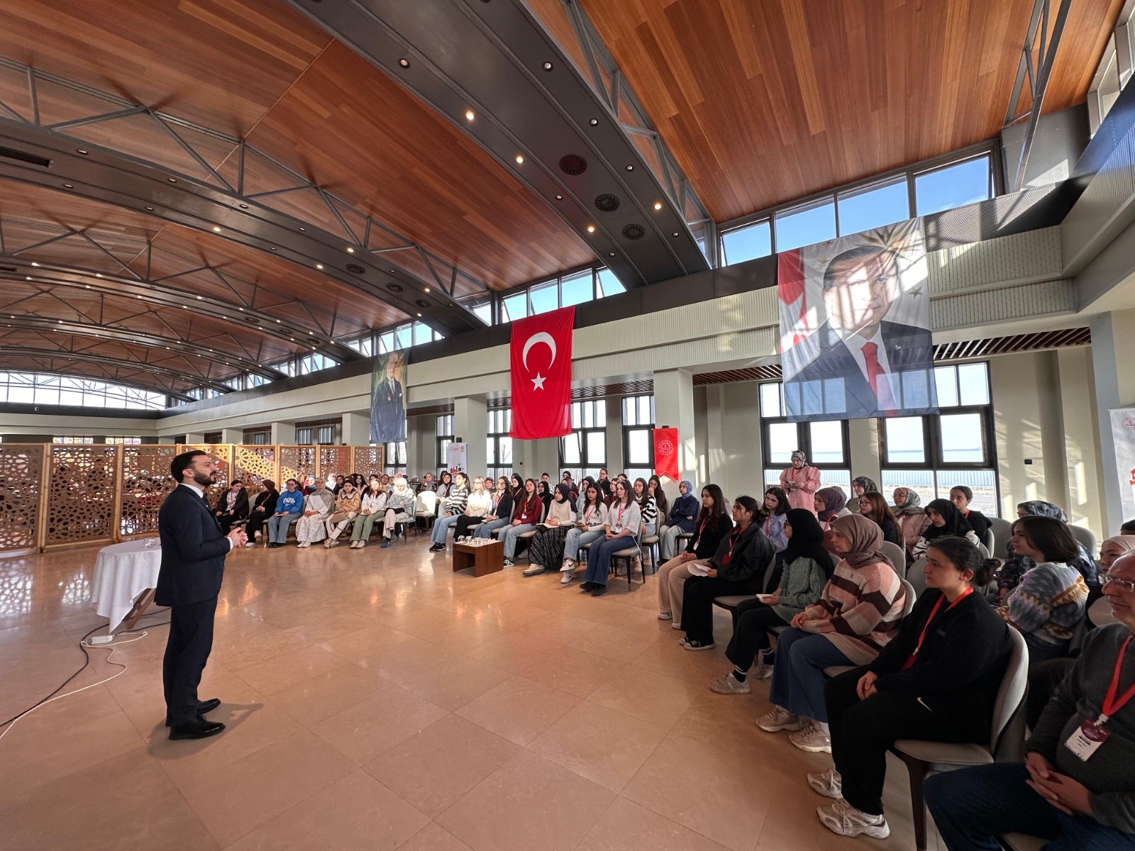 ahlatta-cumhurbaskanligi-kulliyesinde-saglikli-beslenme-ve-egzersizin-onemi-semineri-8983