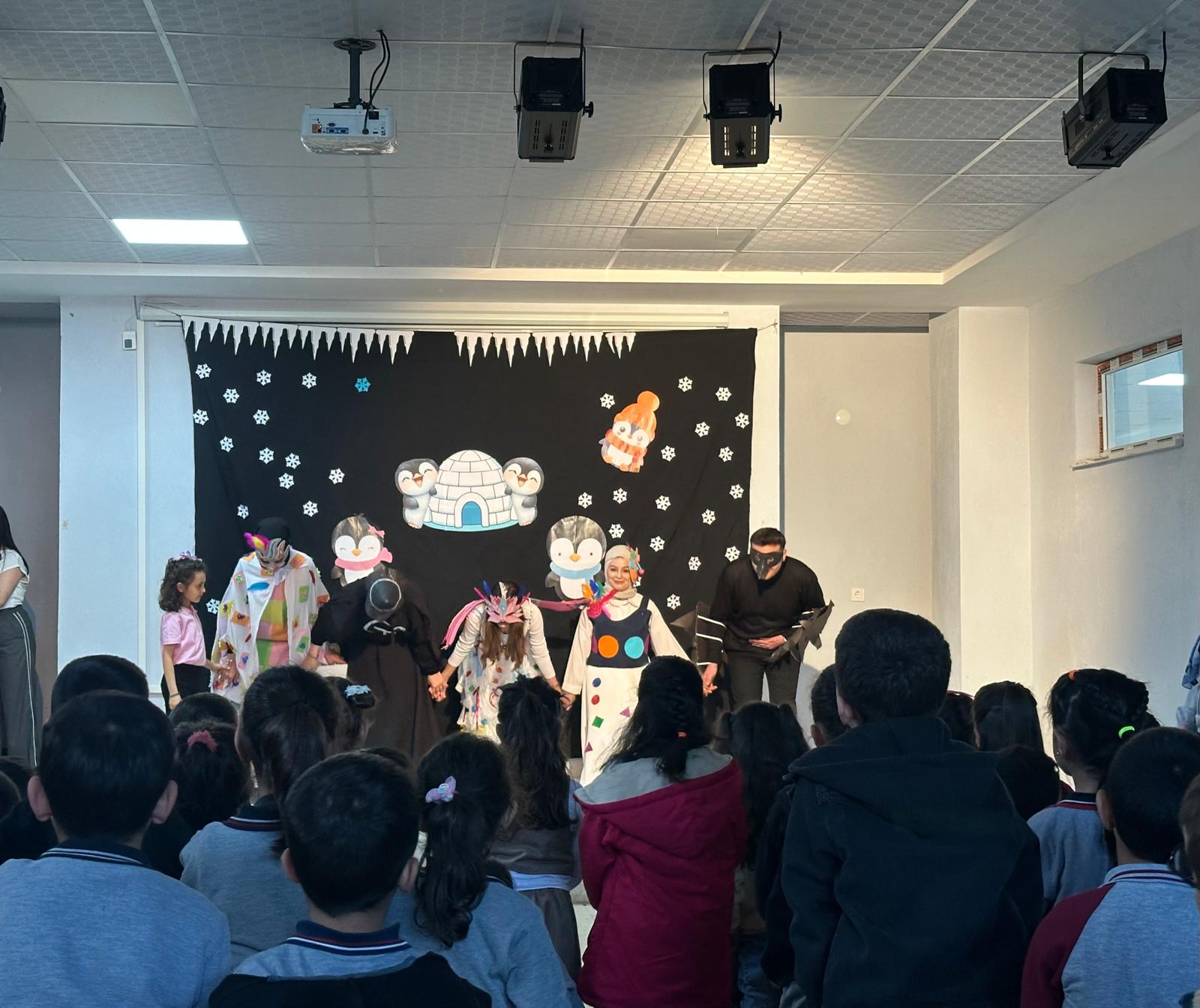 musta-23-nisan-etkinliklerle-koy-okullarina-tasindi-egitim-fakultesi-ve-renkli-dusler-okul-oncesi-toplulugundan-anlamli-program-8985