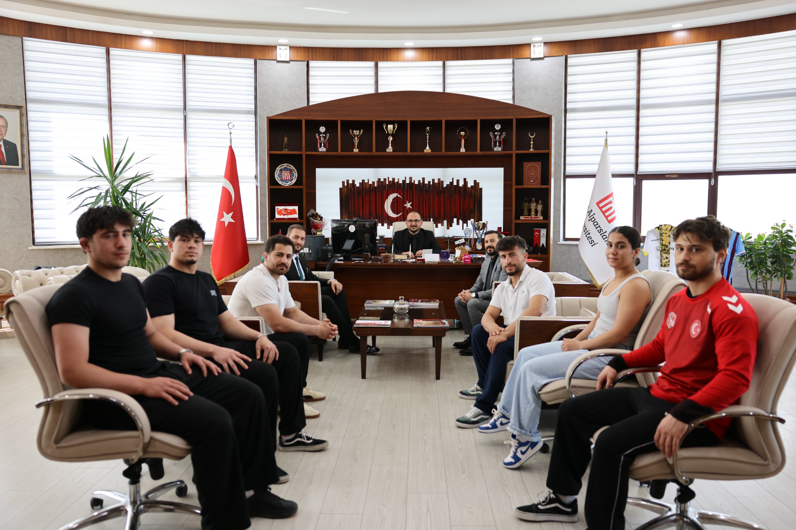gures-bransinda-derece-elde-eden-ogrencilerden-rektorumuze-ziyaret-9192