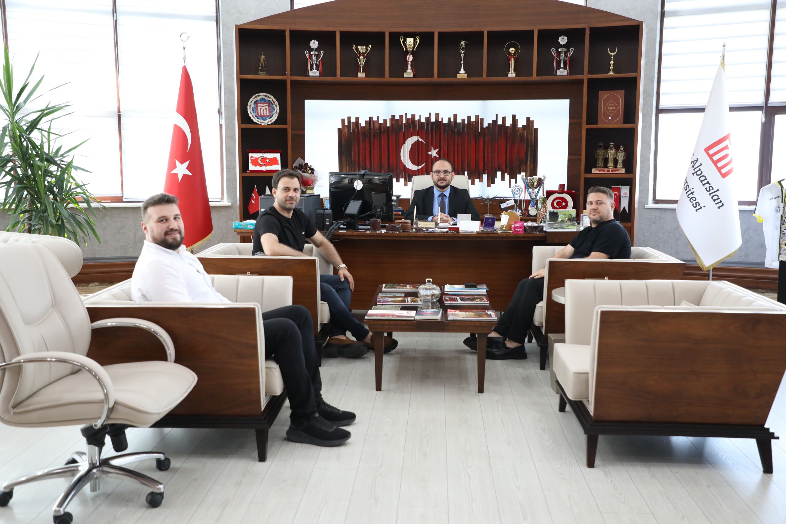 rektorumuz-onur-dis-deposu-turkiye-muduru-kubilay-kose-ve-ekibini-agirladi-9242