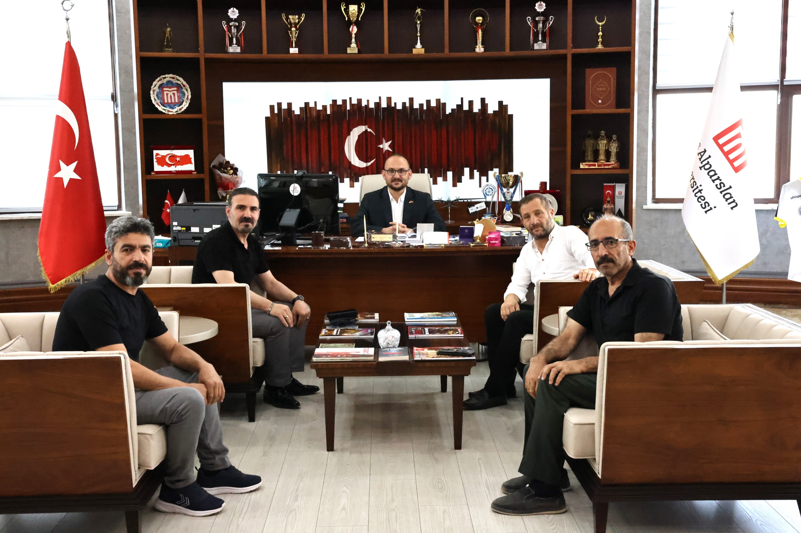 mus-yazarlar-derneginden-rektorumuze-ziyaret-9287
