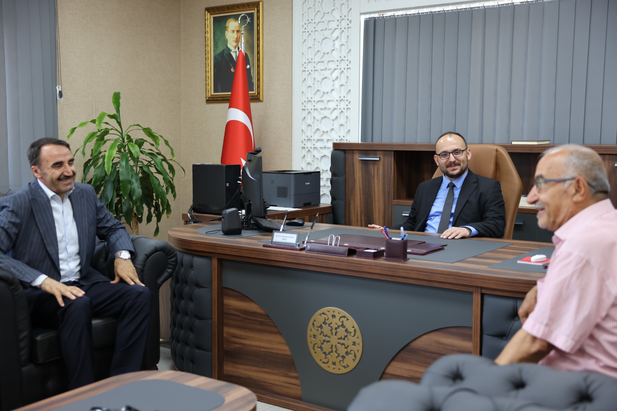 rektorumuz-diyanet-sen-mus-sube-baskani-ferzende-arasi-kabul-etti-9316