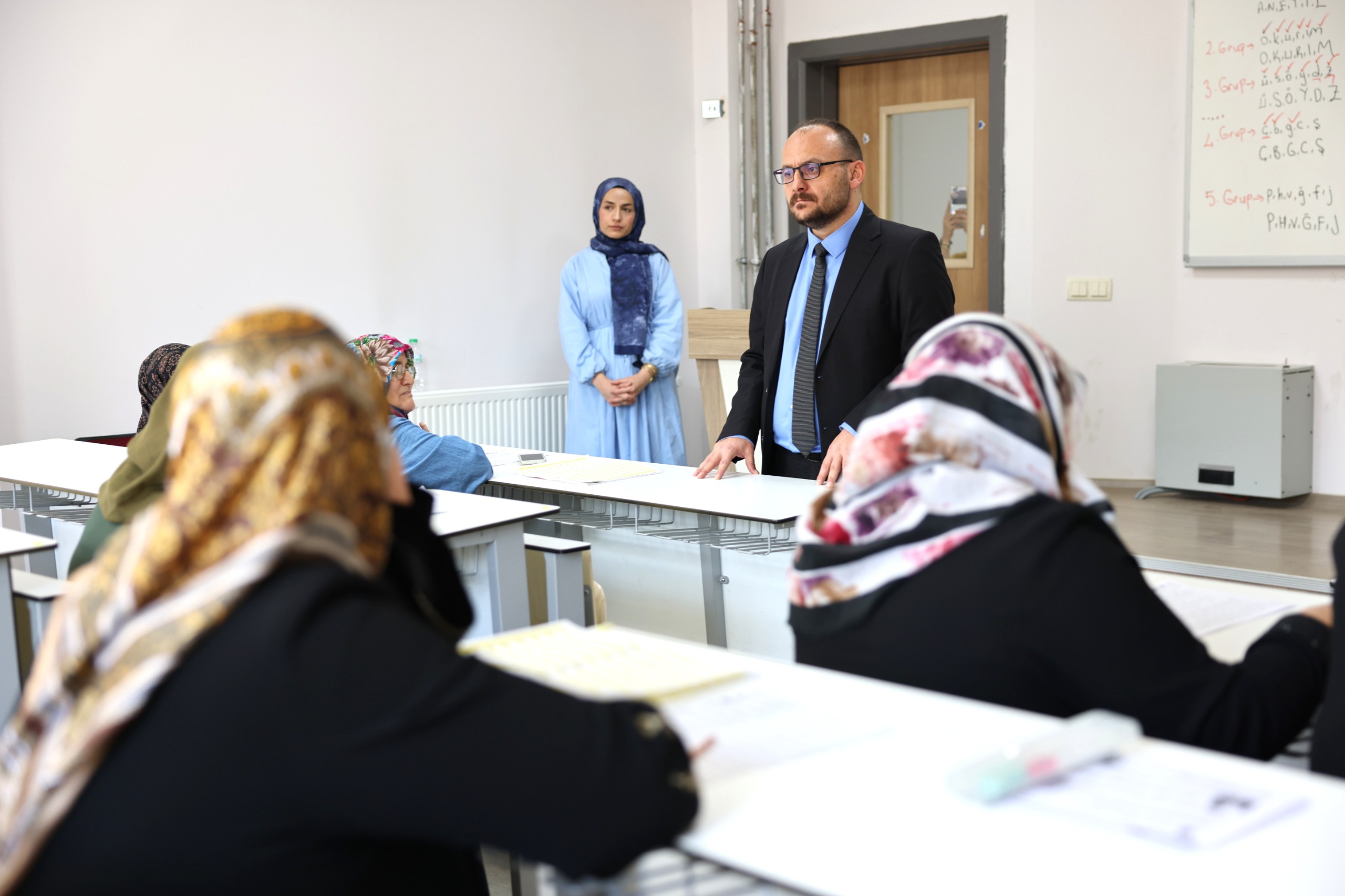 rektorumuz-60-tazelenme-universitesi-okuma-yazma-kursunu-ziyaret-etti-9317