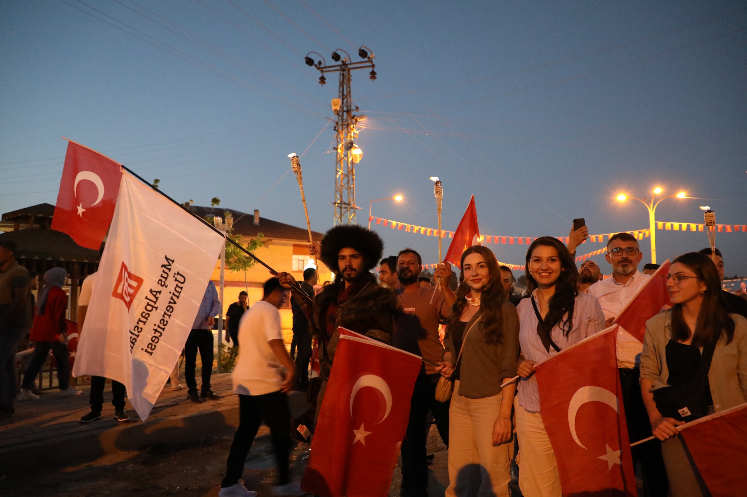 malazgirtte-955-yil-coskusu-fener-alayiyla-surdu-9401