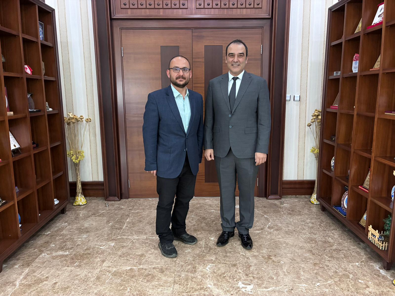 rektorumuz-prof-dr-mustafa-alican-doc-dr-erdinc-ocali-kusam-mudurlugune-atadi-9427