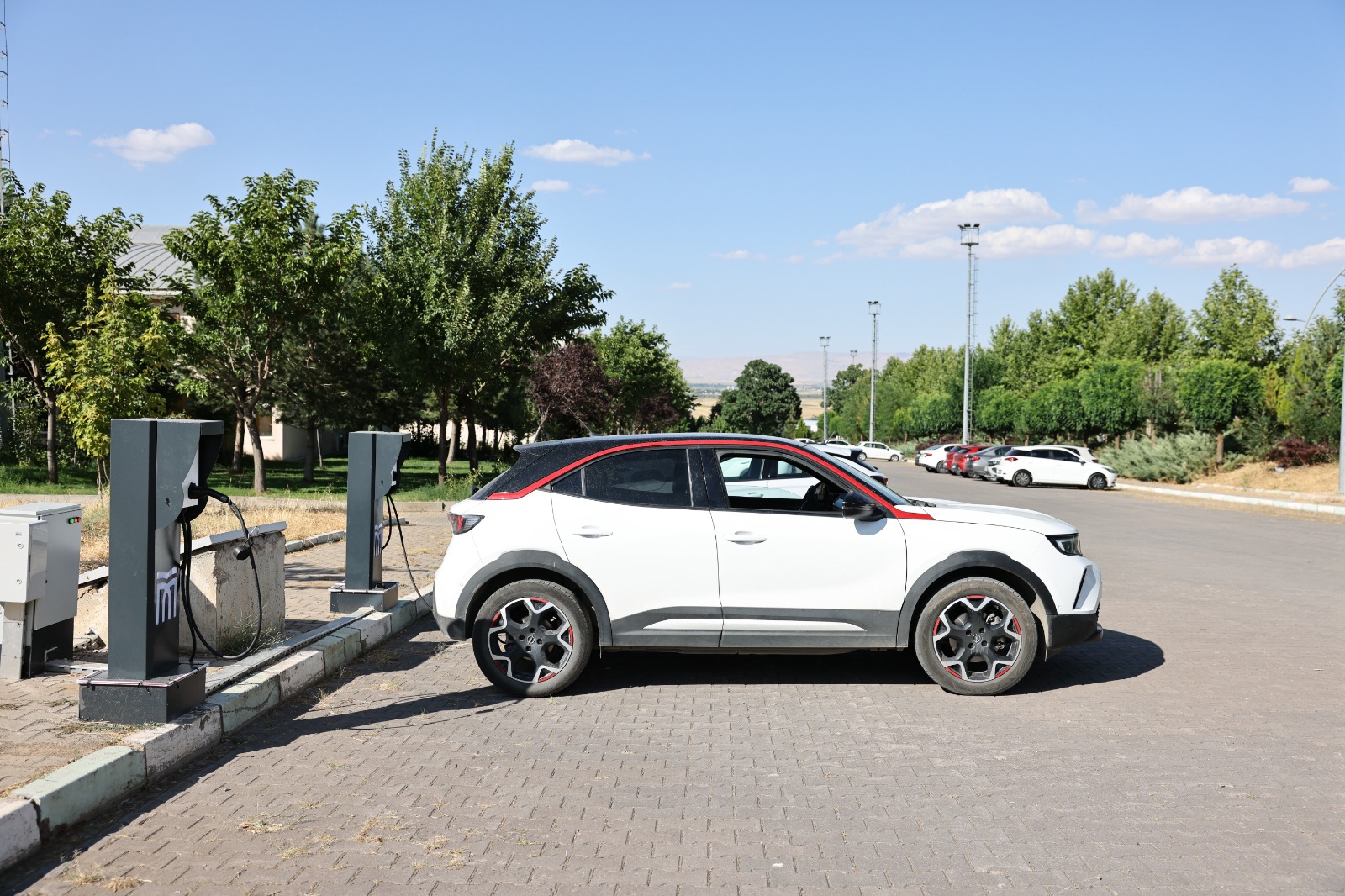 kampusumuzde-elektrikli-arac-sarj-istasyonlari-hizmete-acildi-9438