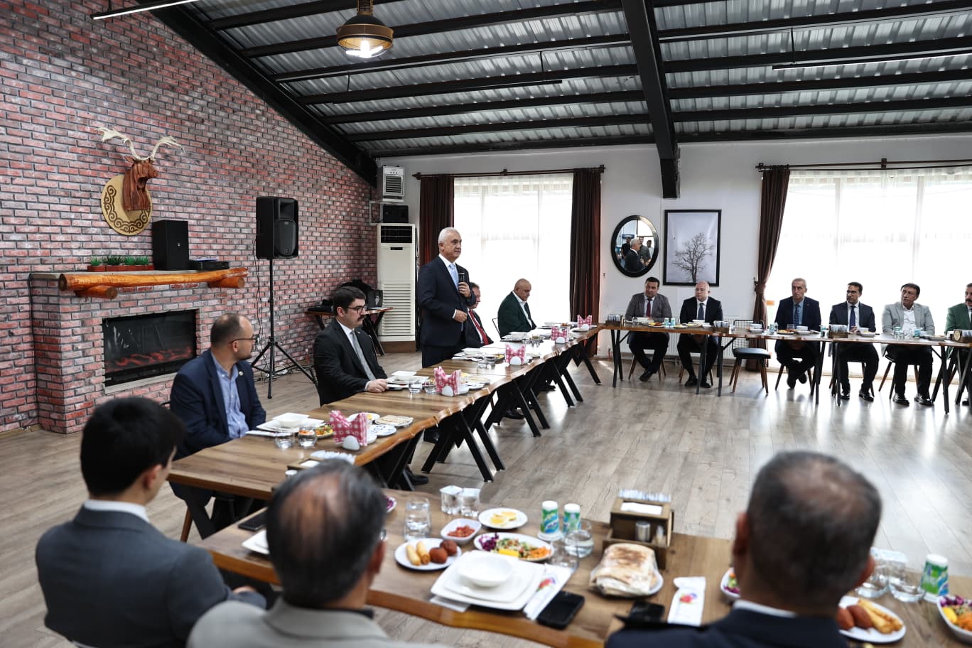 rektorumuz-il-emniyet-muduru-melih-kuzudisli-icin-duzenlenen-veda-programina-katildi-9464