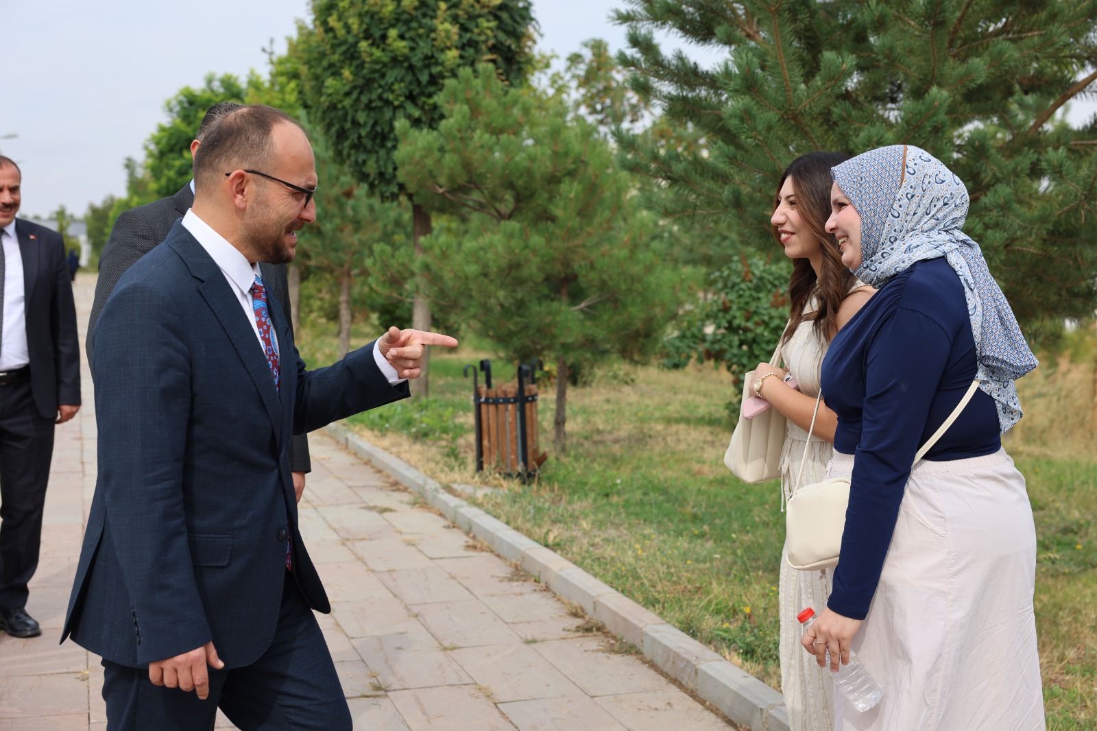 rektorumuz-prof-dr-mustafa-alican-universitemize-yeni-gelen-ogrencilerimizi-karsiladi-9468