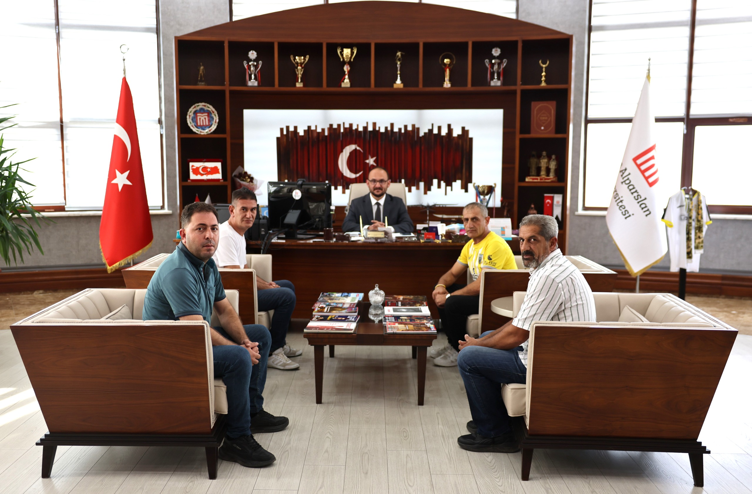 rektorumuz-prof-dr-mustafa-alican-mus-kaleliler-taraftar-dernegi-heyetini-kabul-etti-9483