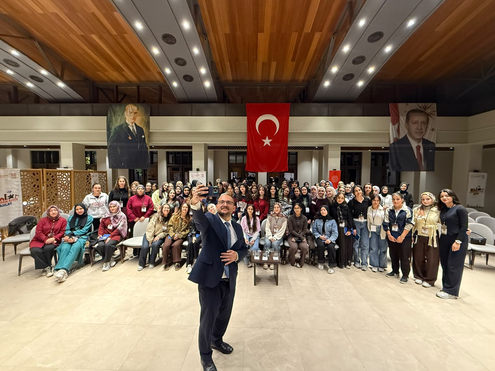 rektorumuz-maziden-atiye-programinda-genclerle-bulustu-9586